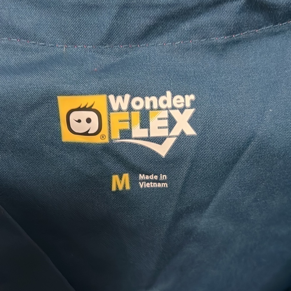 Wonder Flex scrub top Medium. NWT - Picture 2 of 8
